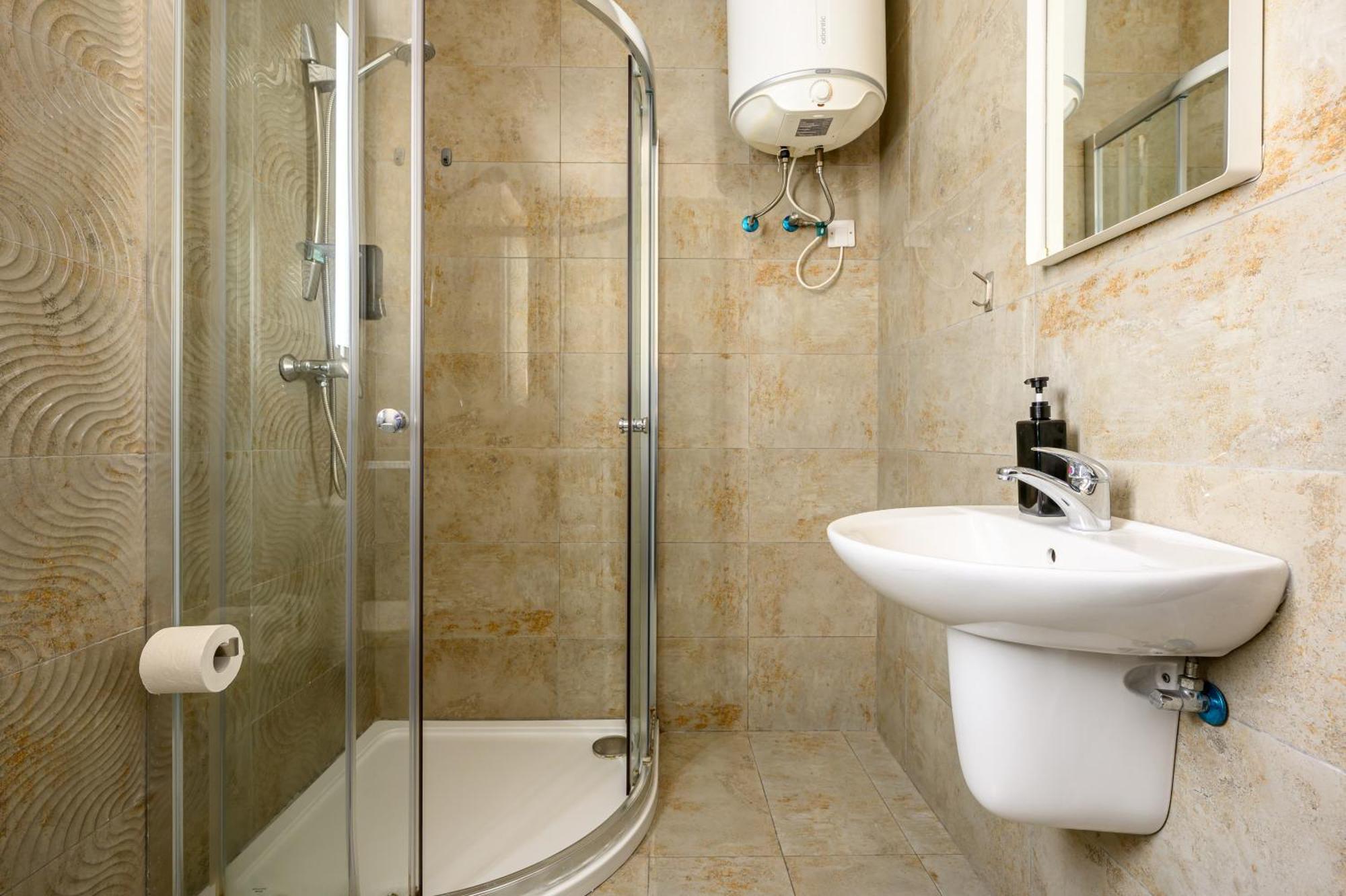 F11 Room 3, Private Room Two Single Beds Shared Bathroom In Shared Flat Msida Exteriör bild