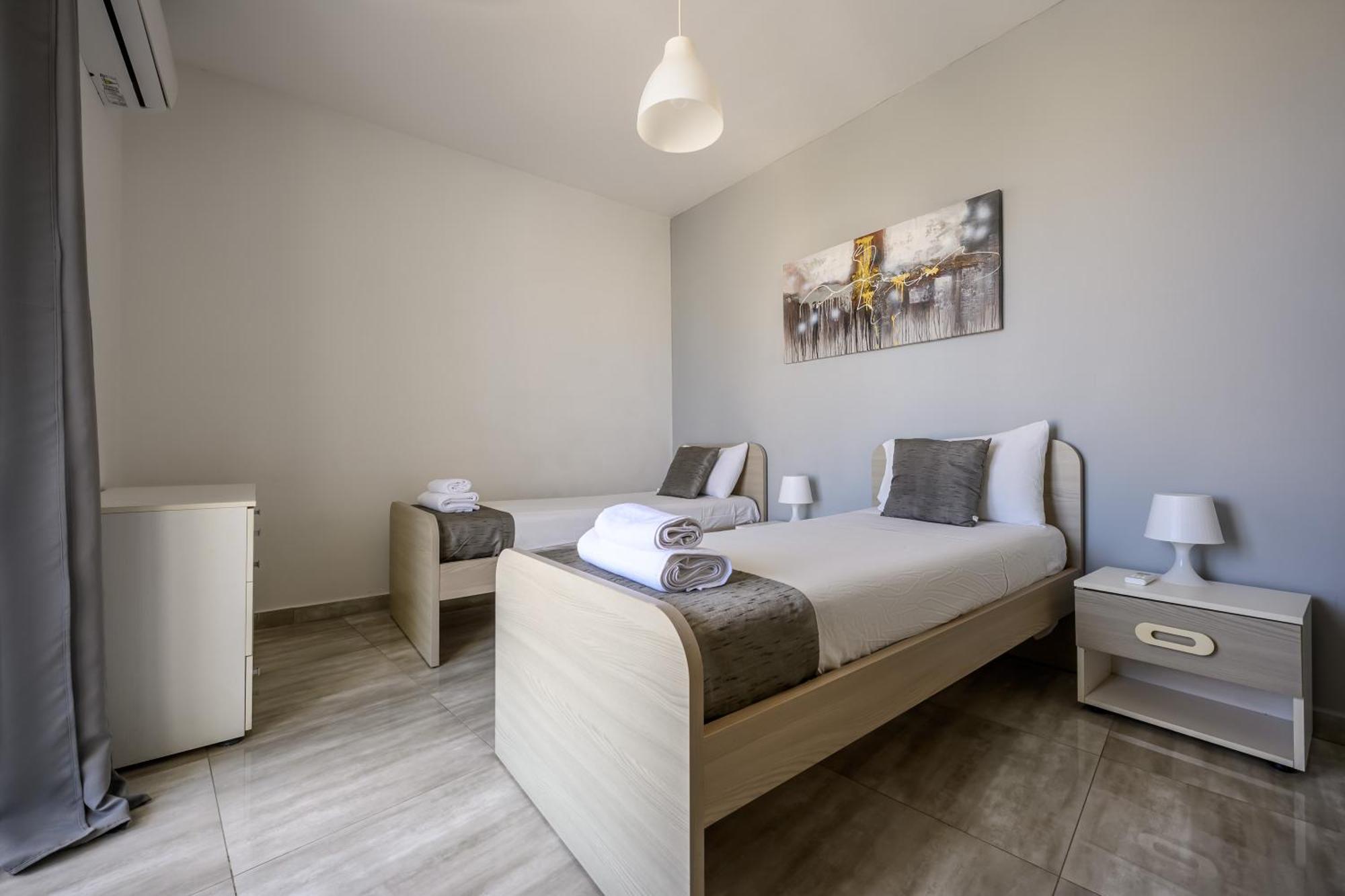 F11 Room 3, Private Room Two Single Beds Shared Bathroom In Shared Flat Msida Exteriör bild